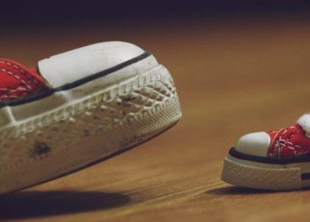 Muestra un zapato grande y uno chico como una metáfora de la compresión de datos