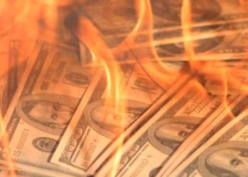 Dinero quemándose como metáfora de tirar el dinero al comprar un pack de plugins GPL